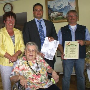 Auf dem Foto sehen Sie Elfriede Godschmidt an ihrem 100. Geburtstag am 06.09.2010 mit Uta Böckel, André Kavai und Thomas Vehring.