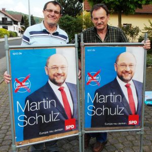 Auf dem Foto sehen Sie Richard Böckel und Helmut Schell bei der Vorbereitung der Plakate für die Europawahl.